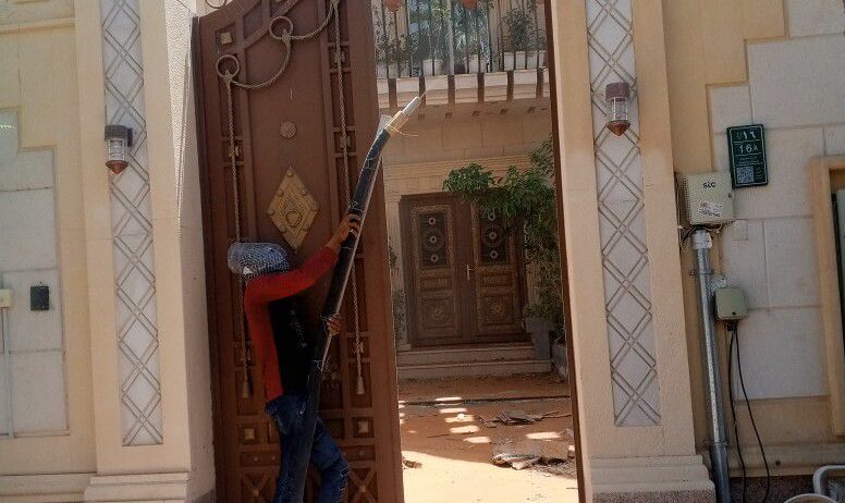 تنظيف وجهات الحجر وتخشين الخرسانة قبل اللياسا