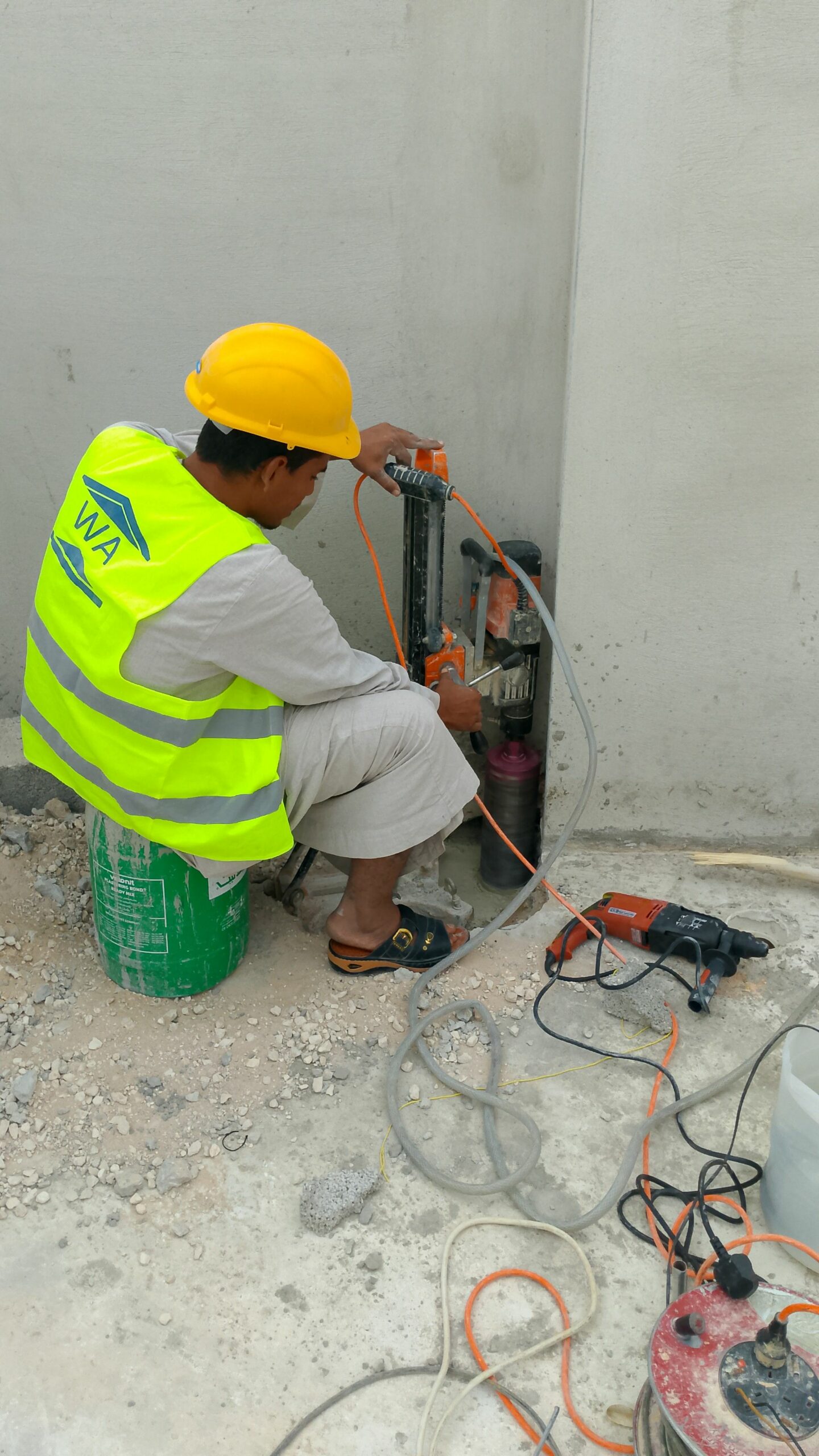 تكسير حفر تخشين الخرسانة جميع انواع التكسير هدم مب