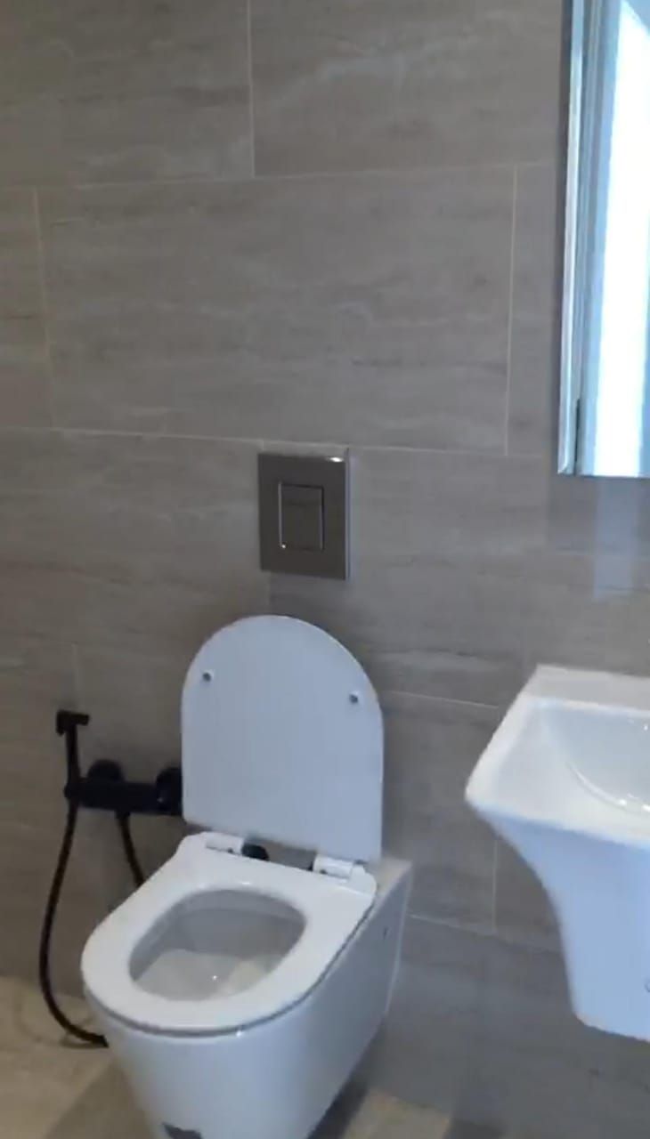 متوفر شقه 🏤للايجار في الرياض القدس الشقه: دور 2️⃣ 🏤 شقه: غرف4️⃣ نوم🛌 صاله: 1️⃣:: مطبخ:: حمام ثلاث: 3️⃣ دورات🚰 مياه شامل: المياه🚰 والكهرباء على المالك مكيفات موجوده نظام الايجار سنوي 21على دفعتين: