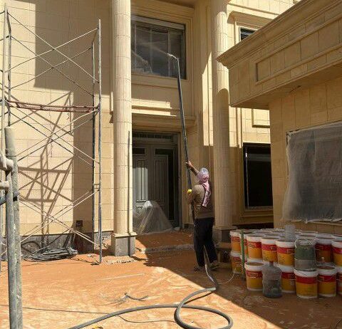 تنظيف وجهات الحجر وتخشين الخرسانة قبل اللياسا