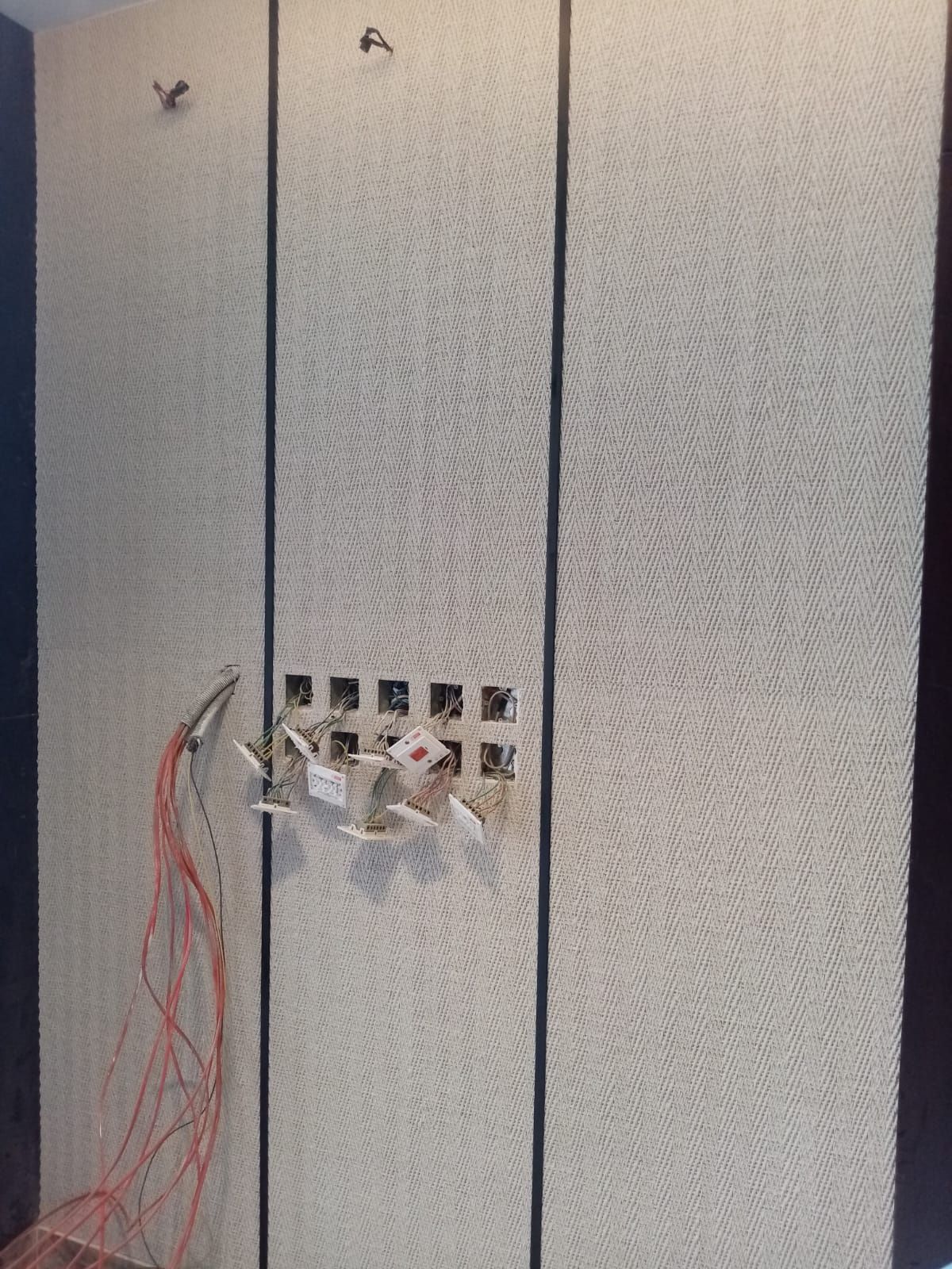 معلم تركيب صفائح حجري صفائح طيني داخلي او خارجي