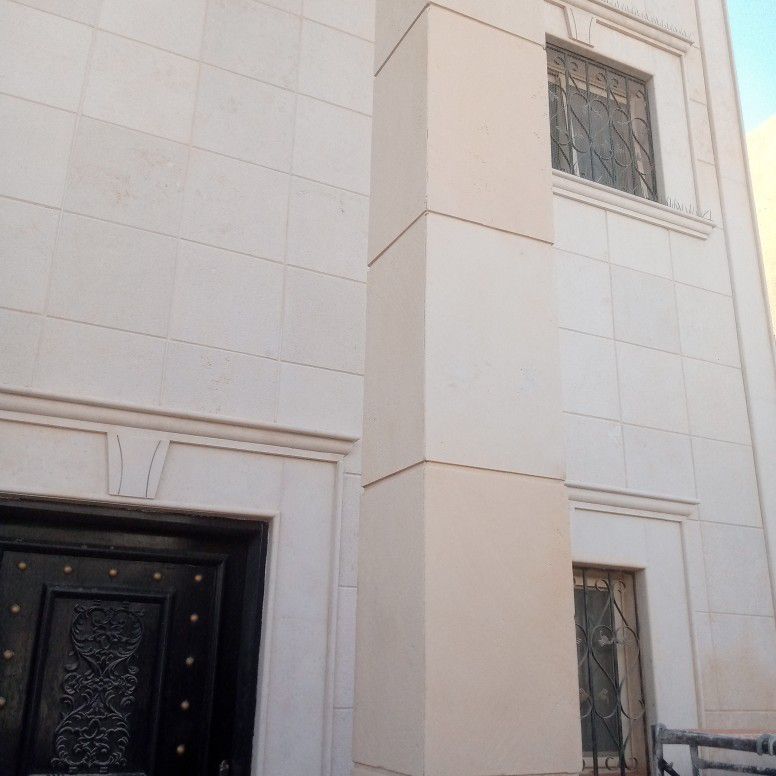 تنظيف وجهات الحجر وتخشين الخرسانة قبل اللياسا بالر