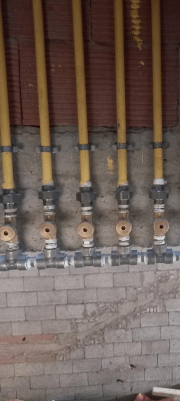 معلم غاز متخصص في تمديد غاز المطابخ