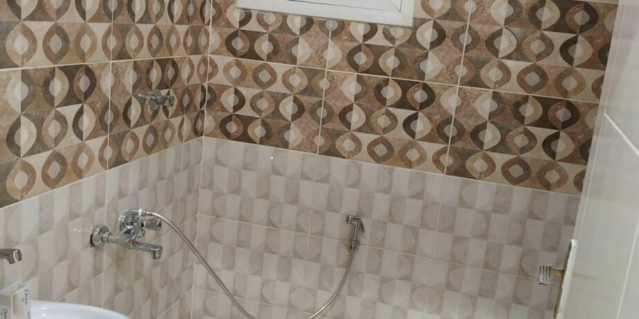 شقة في الرياض حي الملز غرفتين نوم صالة مجلس دورتين مياه مطبخ + راكب مكيفات راكبة إيجار سنوي 22 الف دفعه واحدة 25 دفعتين