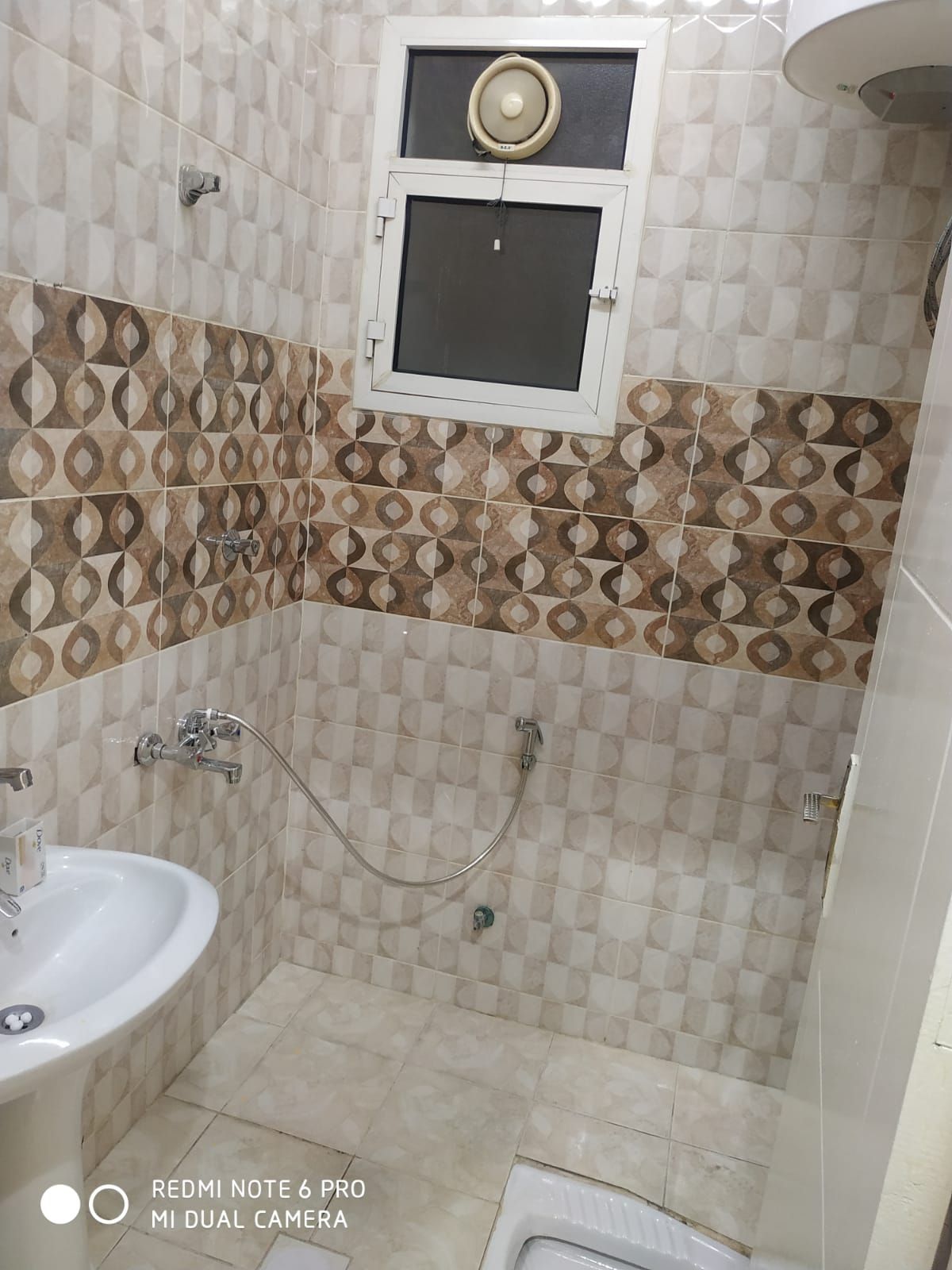 شقة في الرياض حي الملز غرفتين نوم صالة مجلس دورتين مياه مطبخ + راكب مكيفات راكبة إيجار سنوي 22 الف دفعه واحدة 25 دفعتين