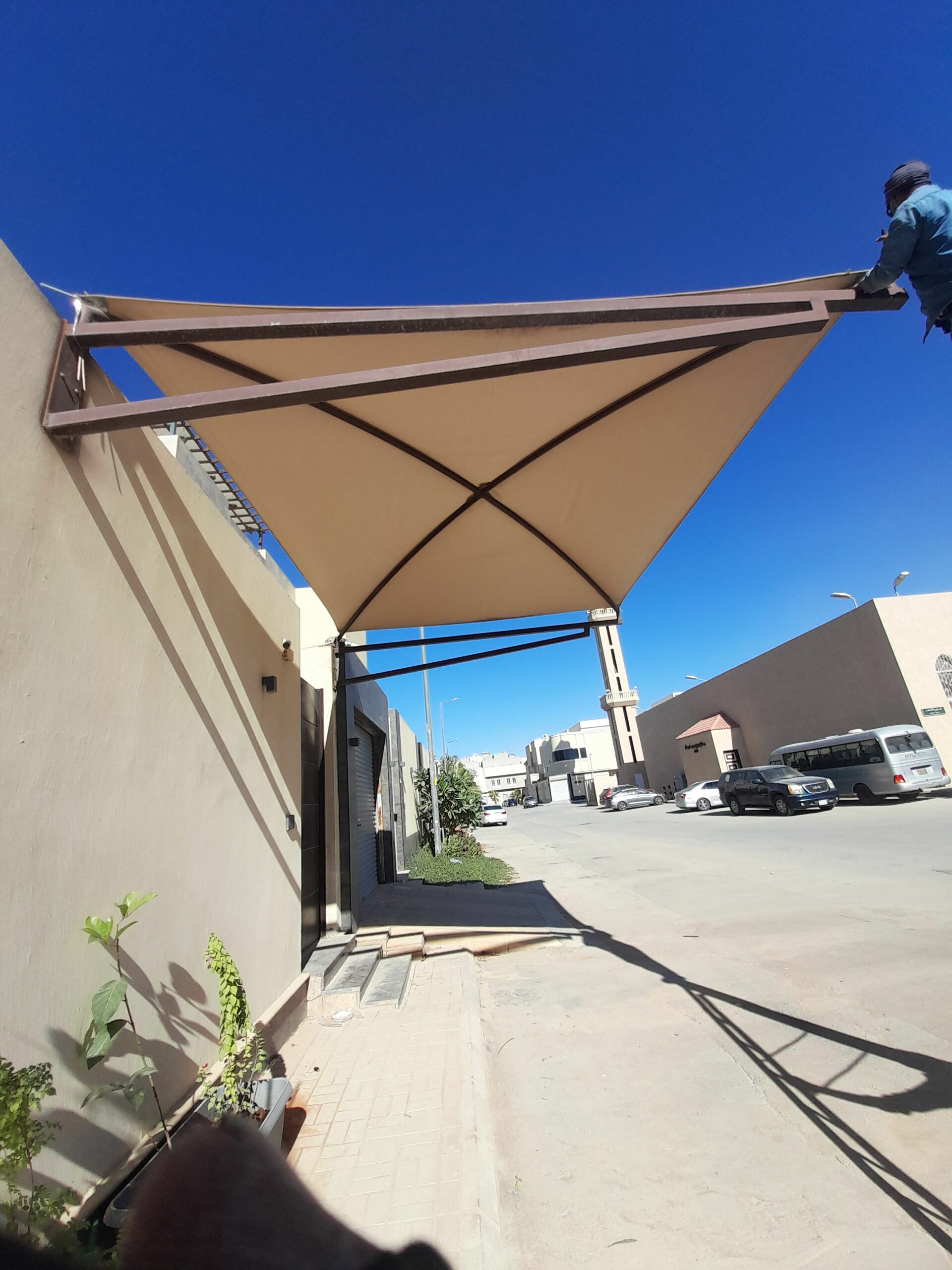 مضلات وسواتر وهناجر