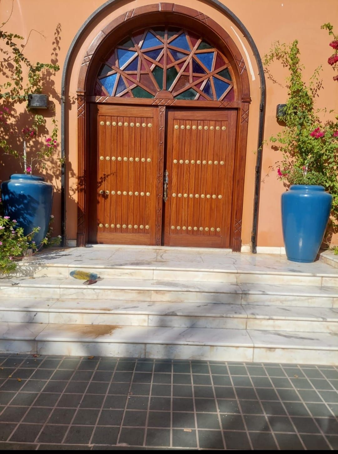 لدينا افضل دهان ابواب حديد وخشب على قدر من الكفاءه