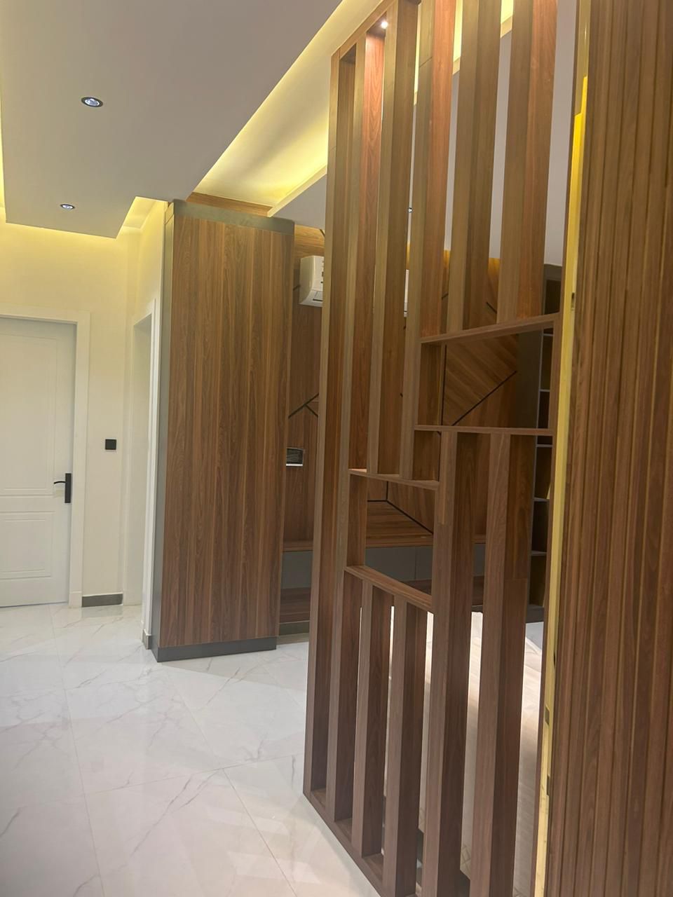 شقه فاخره الرياض حي النرجس المواصفات عدد الغرف ٣ عدد الحمامات ٣ عدد دورات مياه ٣ مكيفات راكب مطبخ راكب الدور الارضي 🔸مميزات الحي -مراكز تسوق – مدارس قريبه – سهوله الوصول لطرق الرئيسية – مطاعم وكافيهات السعر 30 الف سنوي /// توصل وتس 0592241971