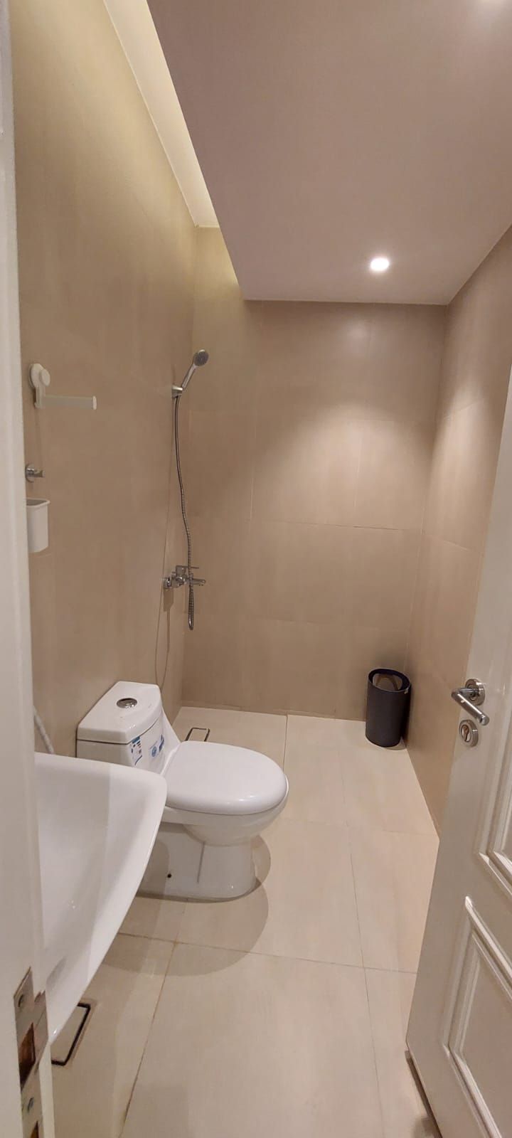 للإيجار شقة عوائل بحي العارض مشروع تعمير 12 الشقة دور أرضي عبارة عن: 3 غرف نوم + صاله + مجلس + 4 دورات مياه + مطبخ + مستودع + غرفة خادمة المكيفات راكبه المطبخ غير راكب موقف خاص بالقبوه الدخول الذكي للشقه تصميم مودرن الشقة جديدة الايجار 25الف على دفعتين