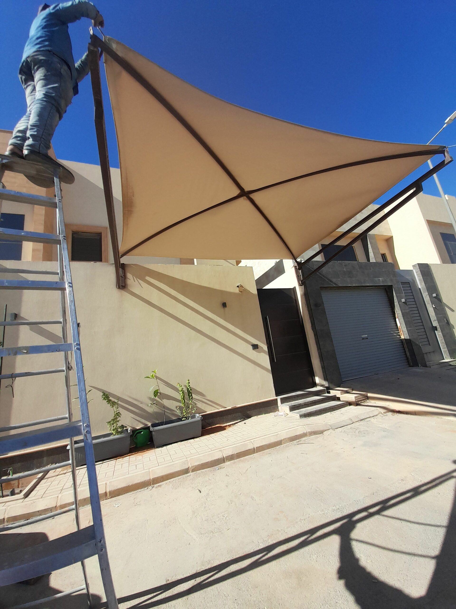 مضلات وسواتر وهناجر