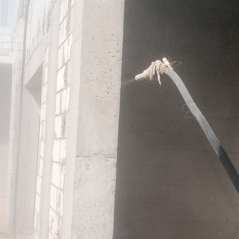 تنظيف وجهات الحجر وتخشين الخرسانة قبل اللياسا