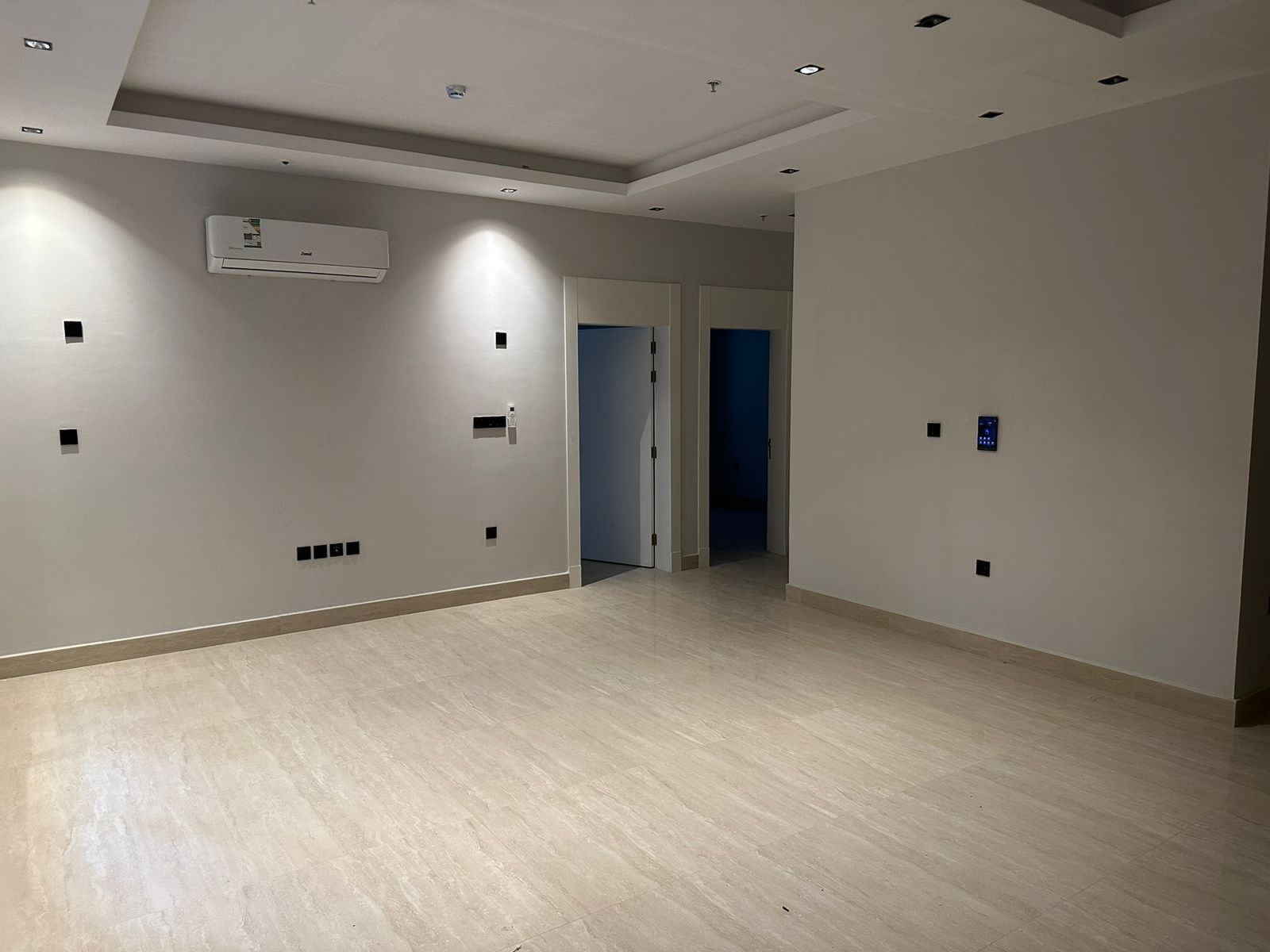 للإيجار شقة عوائل بحي العارض مشروع تعمير 12 الشقة دور أرضي عبارة عن: 3 غرف نوم + صاله + مجلس + 4 دورات مياه + مطبخ + مستودع + غرفة خادمة المكيفات راكبه المطبخ غير راكب موقف خاص بالقبوه الدخول الذكي للشقه تصميم مودرن الشقة جديدة الايجار 25الف على دفعتين