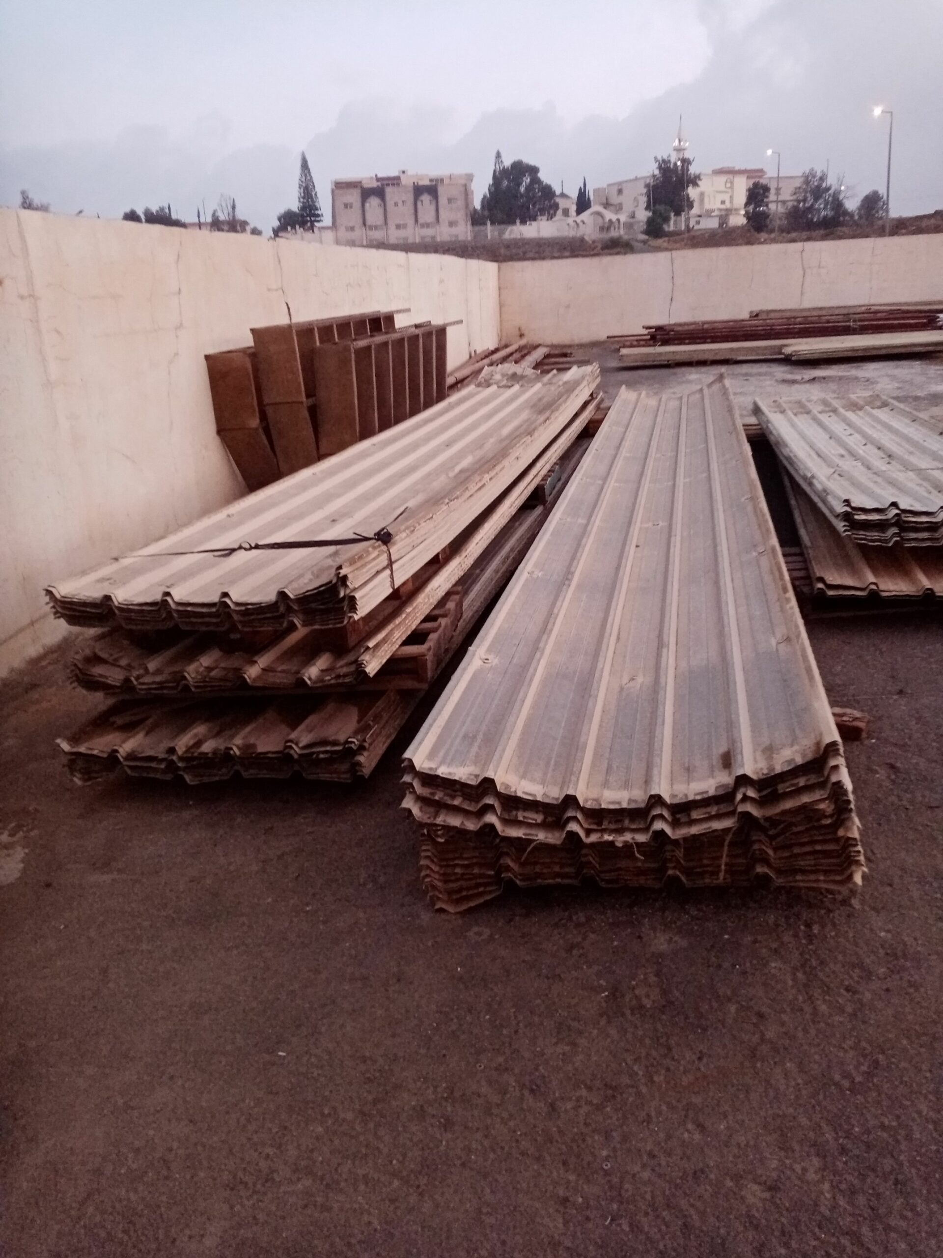 السلام عليكم ورحمة الله وبركاته نقوم بهدم المباني والمجمعات وشراء الحديد وسكراب بجميع أنواعها واسقاط السيارات التالفه ونقوم بي ترحيل الموخلافات التواصل معنا على الرقم الظاهر 0554086265