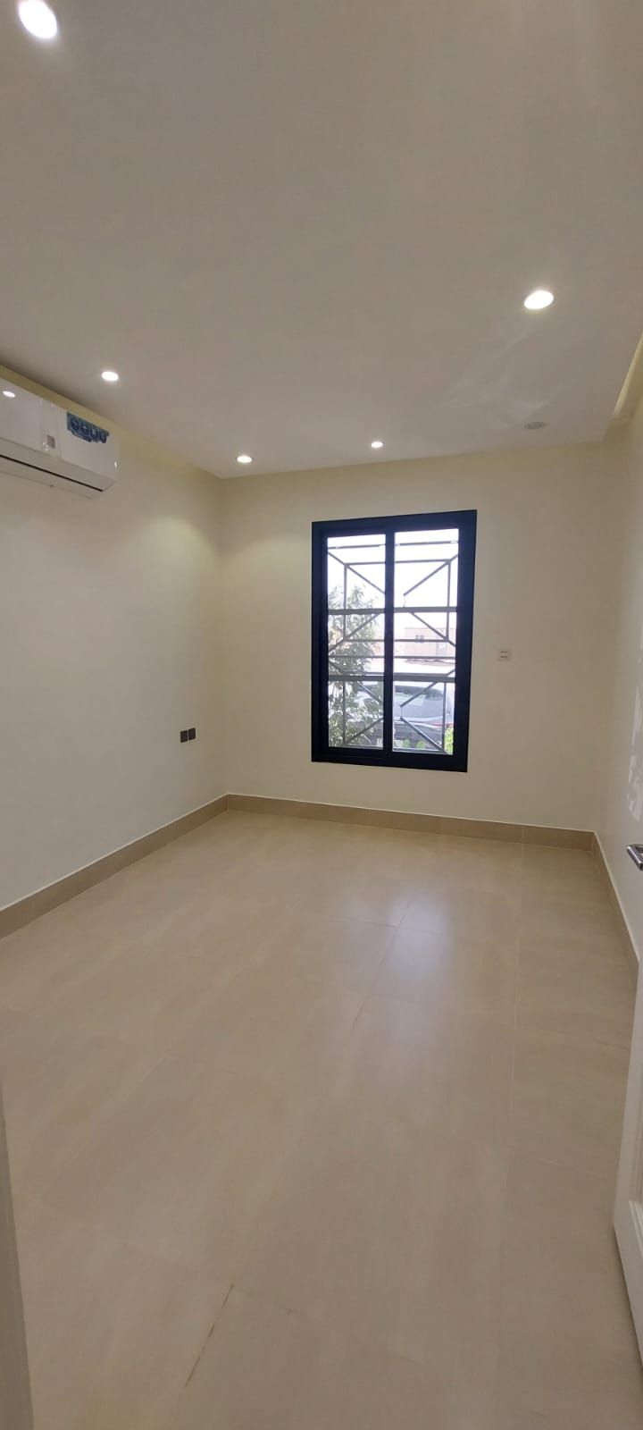 للإيجار شقة عوائل بحي العارض مشروع تعمير 12 الشقة دور أرضي عبارة عن: 3 غرف نوم + صاله + مجلس + 4 دورات مياه + مطبخ + مستودع + غرفة خادمة المكيفات راكبه المطبخ غير راكب موقف خاص بالقبوه الدخول الذكي للشقه تصميم مودرن الشقة جديدة الايجار 25الف على دفعتين