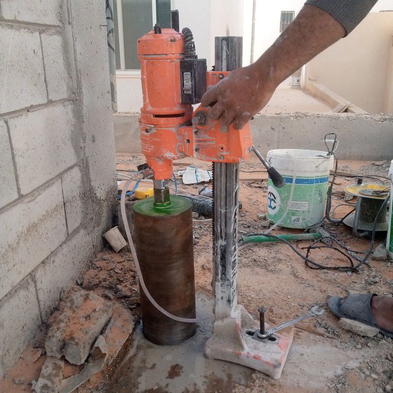 تنظيف وجهات الحجر وتخشين الخرسانة قبل اللياسا