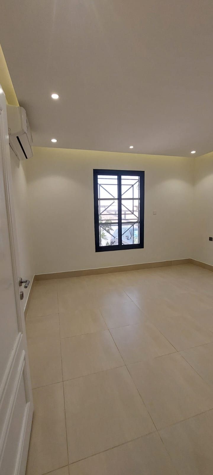 للإيجار شقة عوائل بحي العارض مشروع تعمير 12 الشقة دور أرضي عبارة عن: 3 غرف نوم + صاله + مجلس + 4 دورات مياه + مطبخ + مستودع + غرفة خادمة المكيفات راكبه المطبخ غير راكب موقف خاص بالقبوه الدخول الذكي للشقه تصميم مودرن الشقة جديدة الايجار 25الف على دفعتين