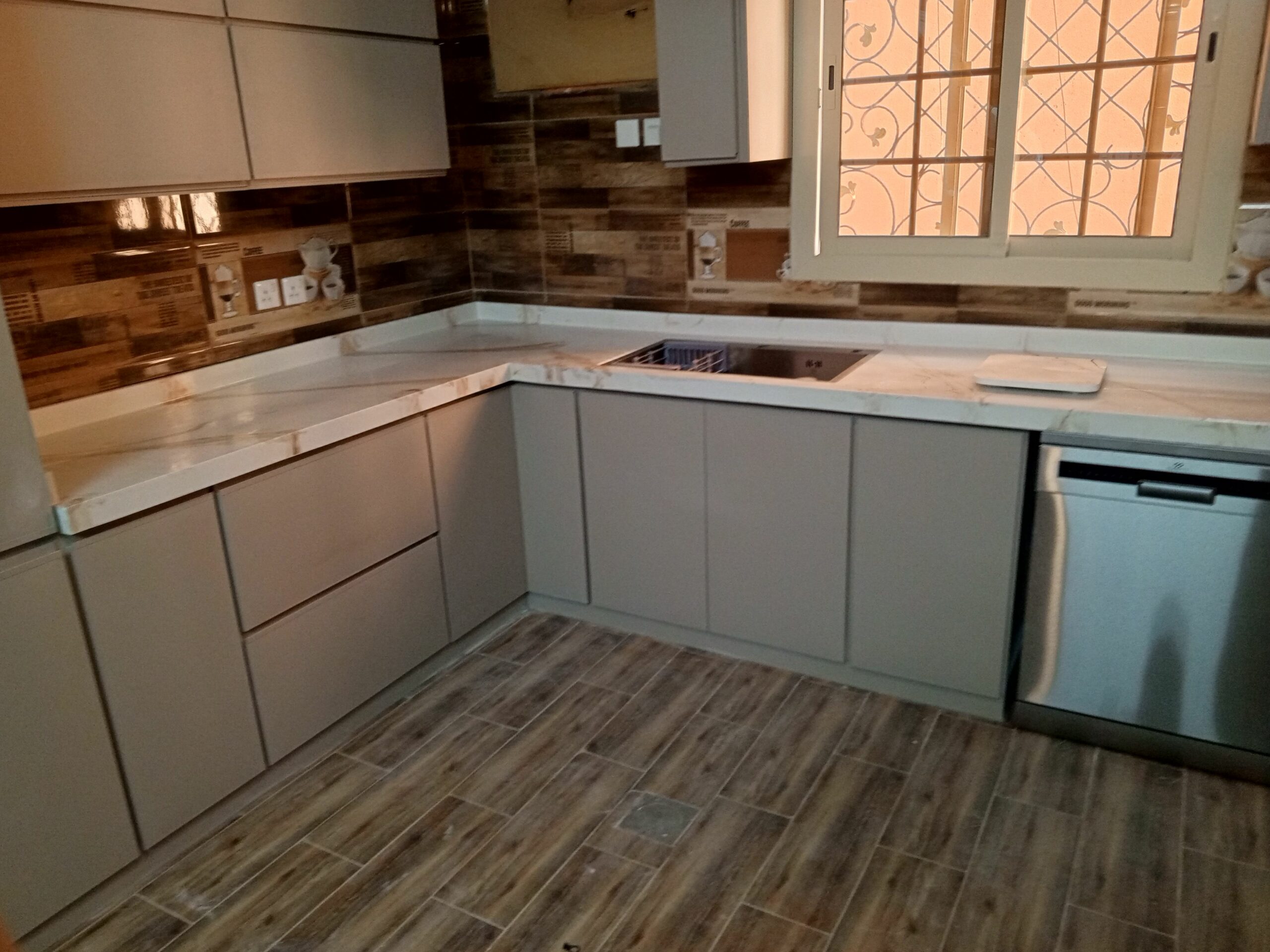 شركة ربوع الجزيره بيور ستون للرخام الصناعي والجران