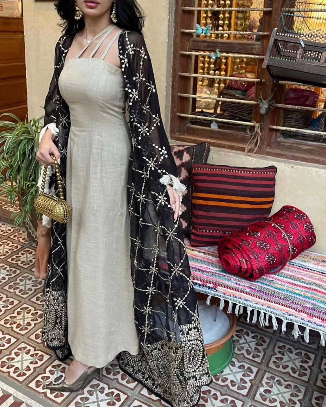 الخامه شيفون البشت مطرز والداخليه جازار