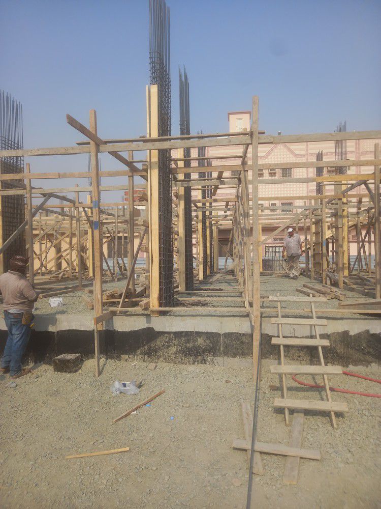 مقاول ونجار مسلح مصري