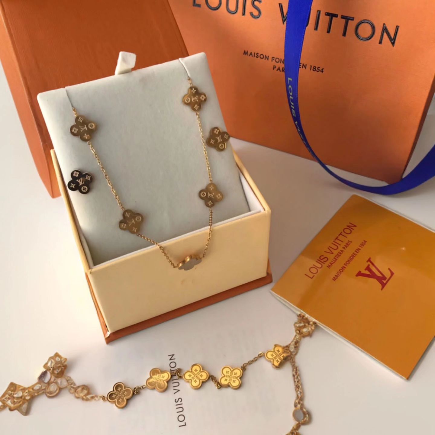 طقم اكسسوار نسائية من لويس فيتون