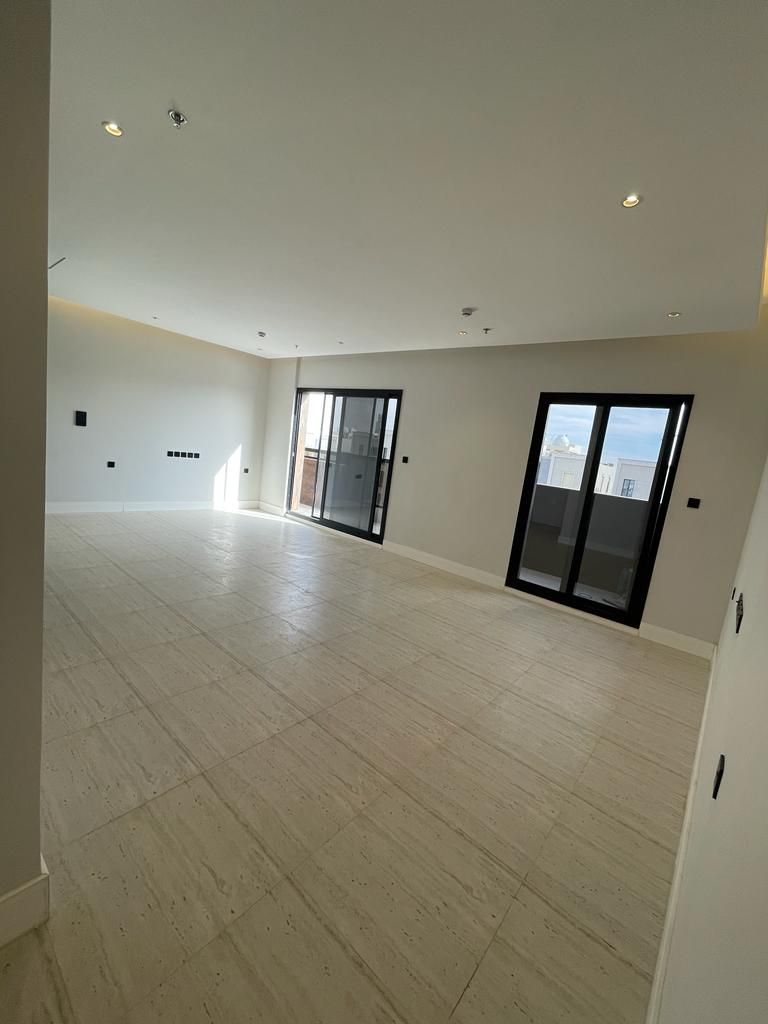 للايجار شقه بحي القيروان في عماره الدور الرابع مسا