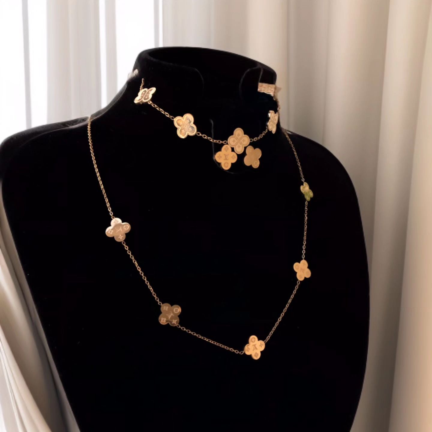 طقم اكسسوار نسائية من لويس فيتون