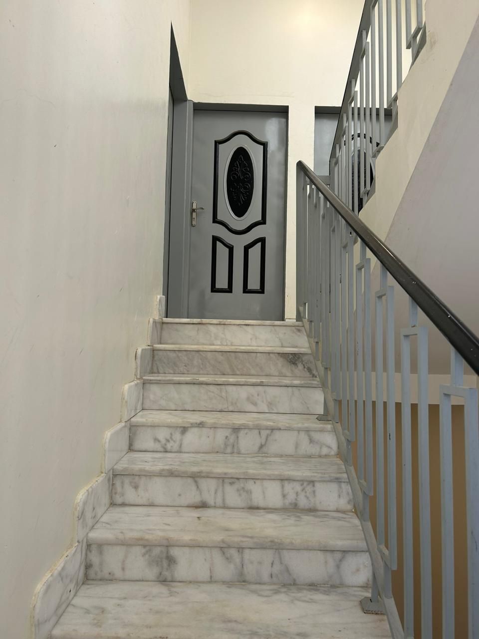 شقه نظيفه للايجار ب المهديه. الشقه دورين