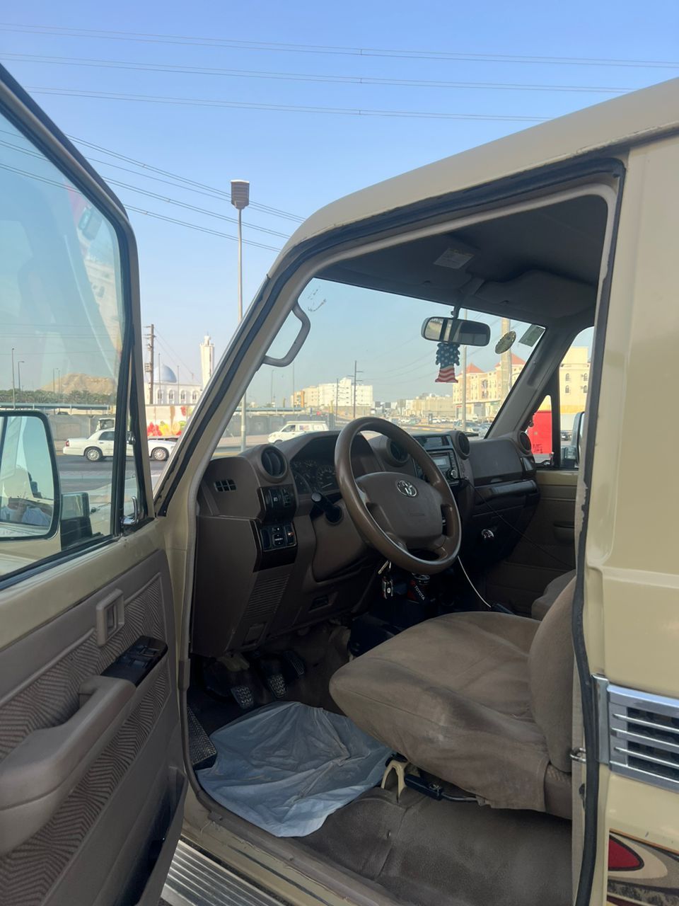 للييع تيوتا شاص الموديل 2015محدث 20 قير عادي دبل ا