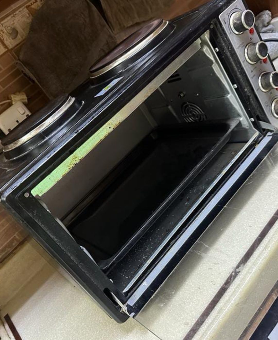 فرن مكرويف وفوقه عيون قز كهرباي شغال