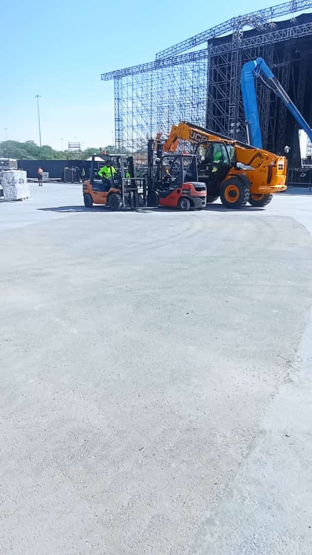 ايجار جميع انواع الروافع الشوكيه والكرينات والسيزر