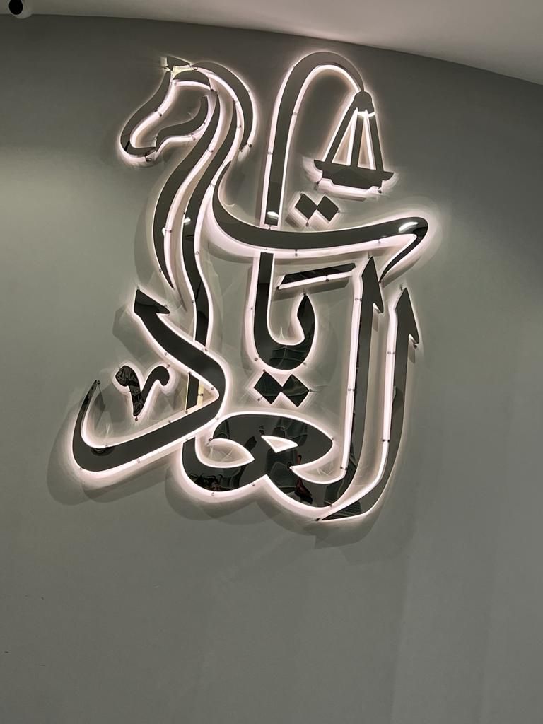 تركيب لوحات محلات تجاريه حروف بارزه واستيكرات