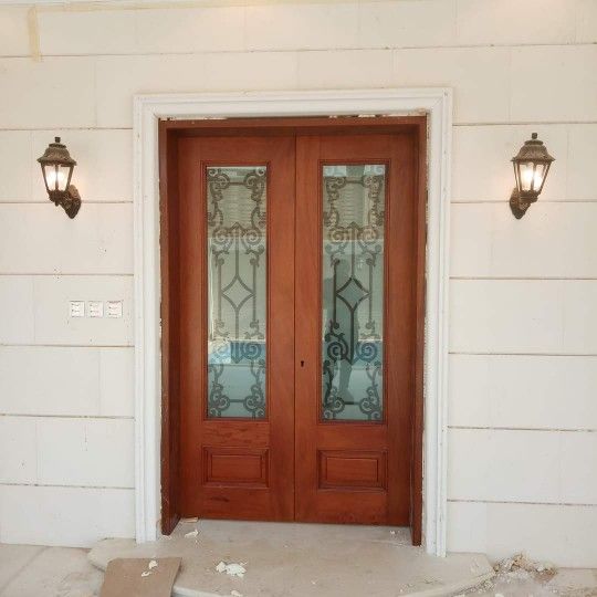 معلم دهان أنواع الخشب ابواب وغرف وديكور ومطبخ ودها