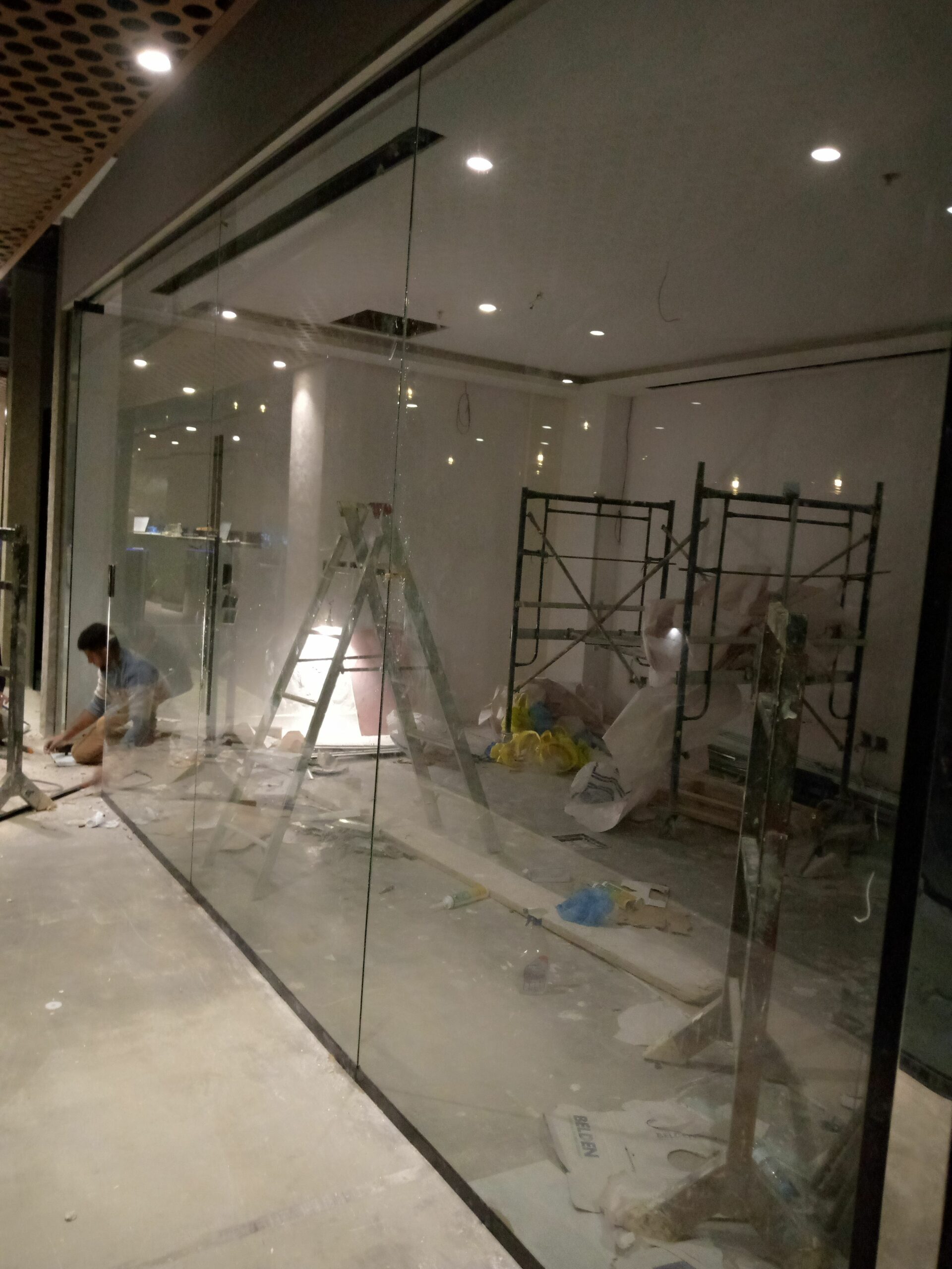 تفصيل وتركيب زجاج بانواعه_ استركشر_شاور_مراياء بان