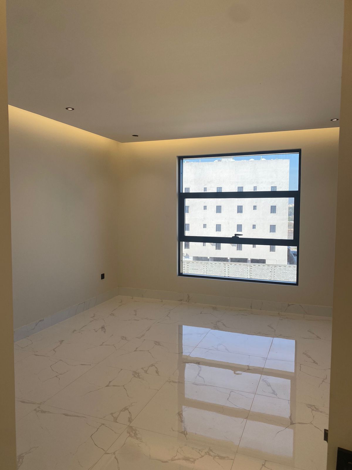 شقة جديدة بتصميم عصري “للايجار السنوي – عوائل” بحي