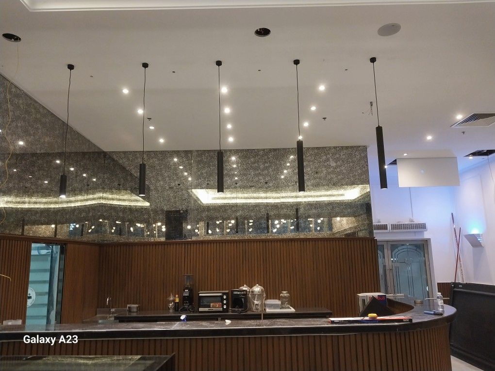 فني كهربائيّ جده