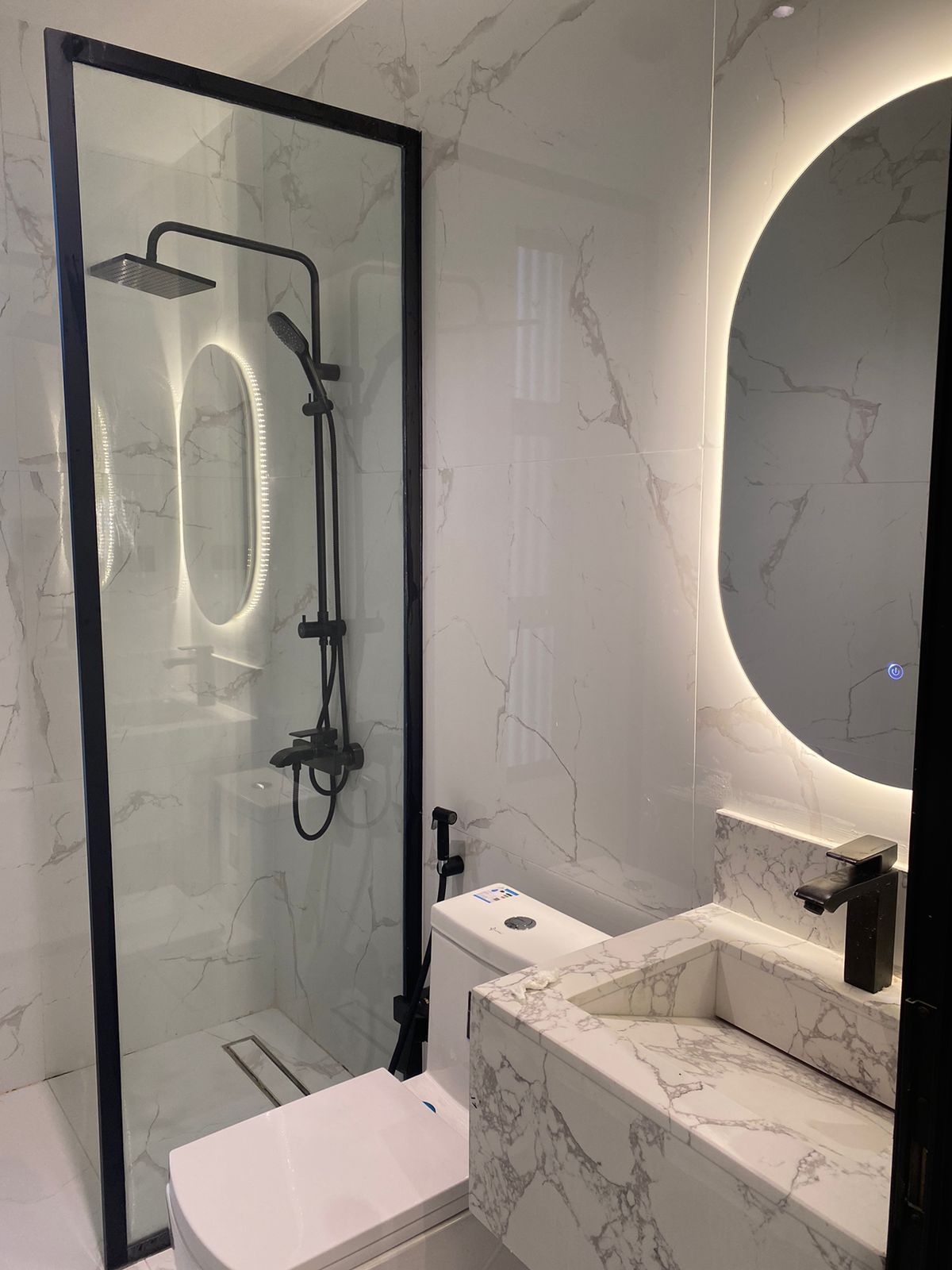 شقة جديدة بتصميم عصري “للايجار السنوي – عوائل” بحي