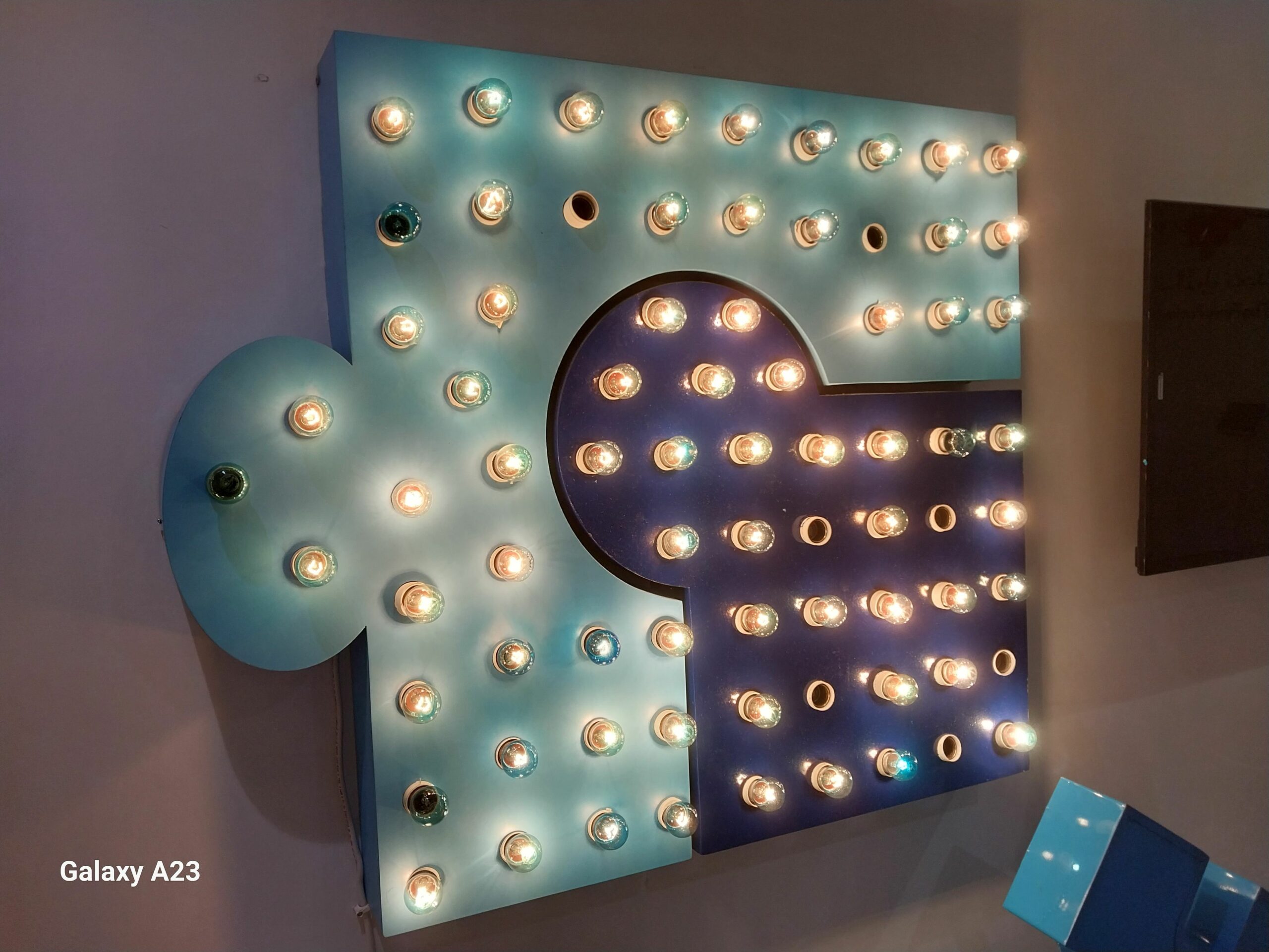 فني كهربائيّ جده