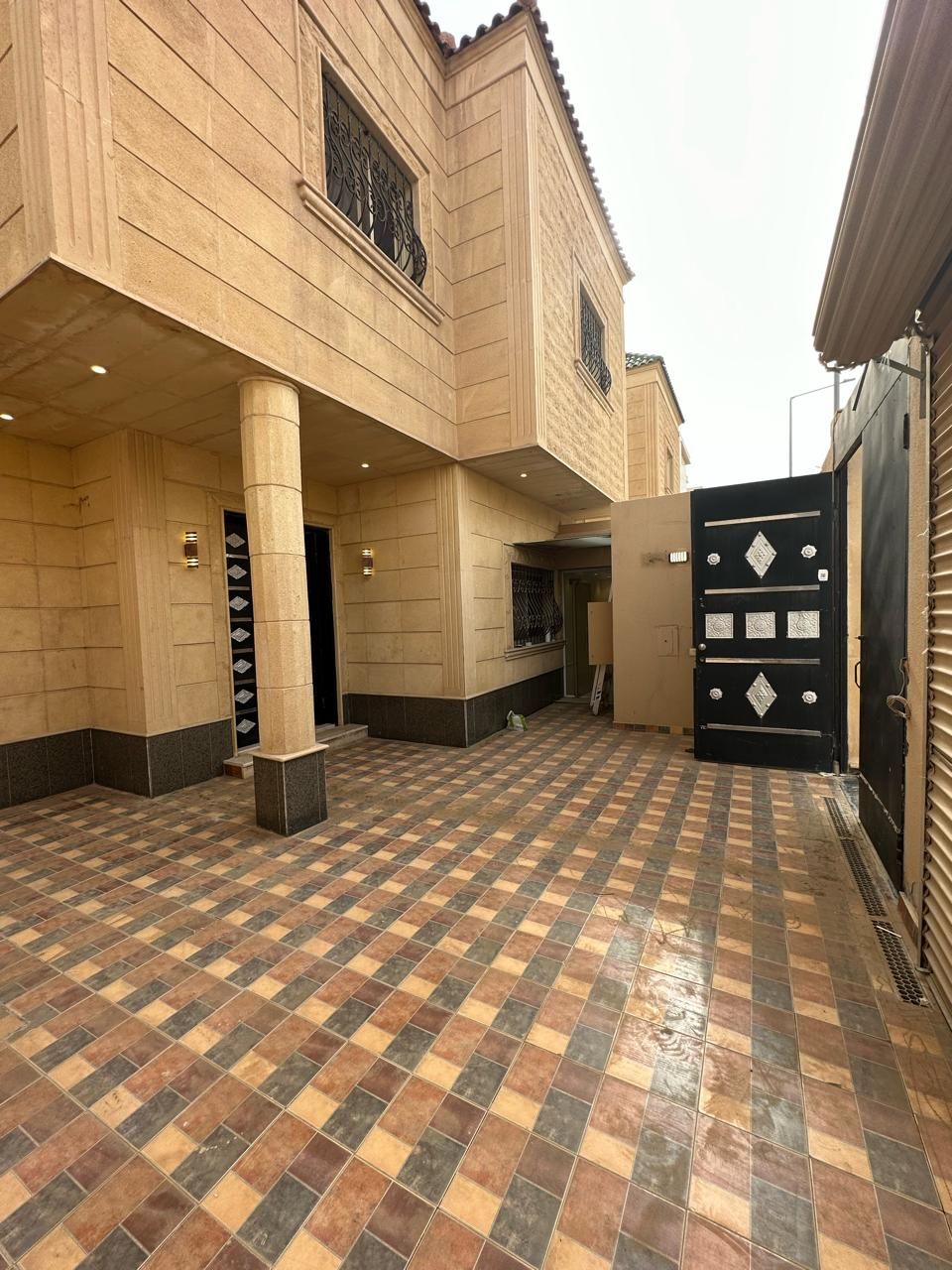 للبيــــــــع فيلا مساحة ٣٦٢ حي الياسمين