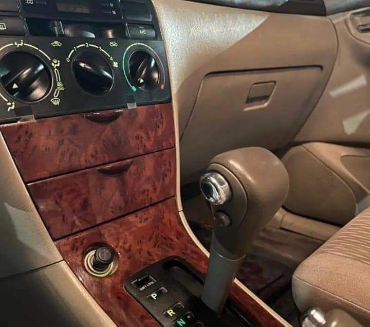 سياره تويوتا كورولا LXI فاخره موديل 2006