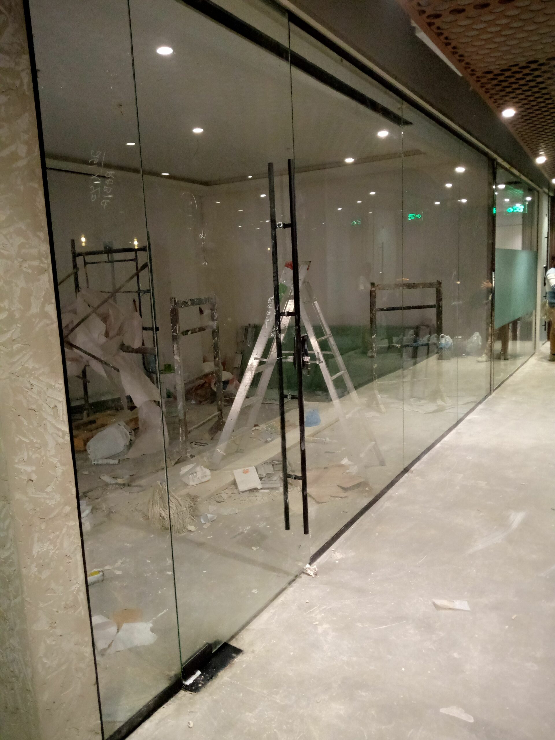 تفصيل وتركيب زجاج بانواعه .استركشر .درابزين .صيانه