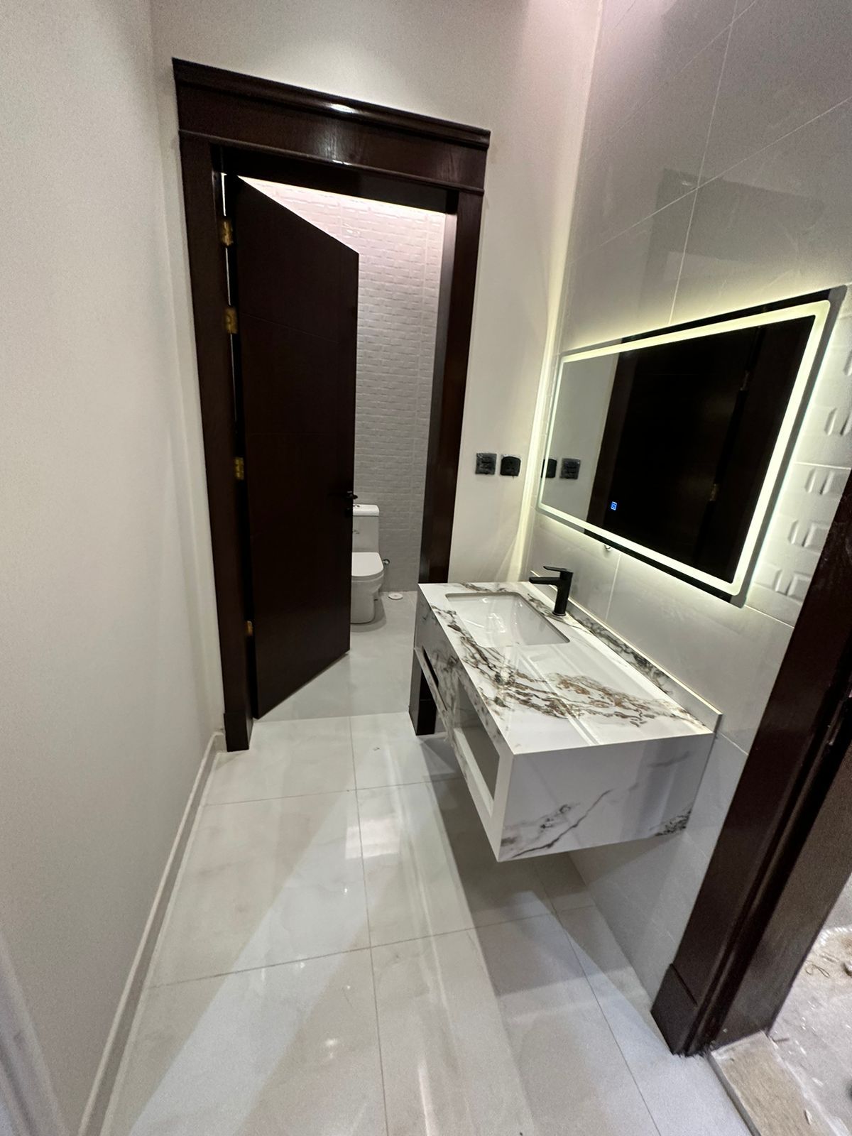 شقق وملاحق فاخره للتمليك تشطيب لكس بسعار مناسبة