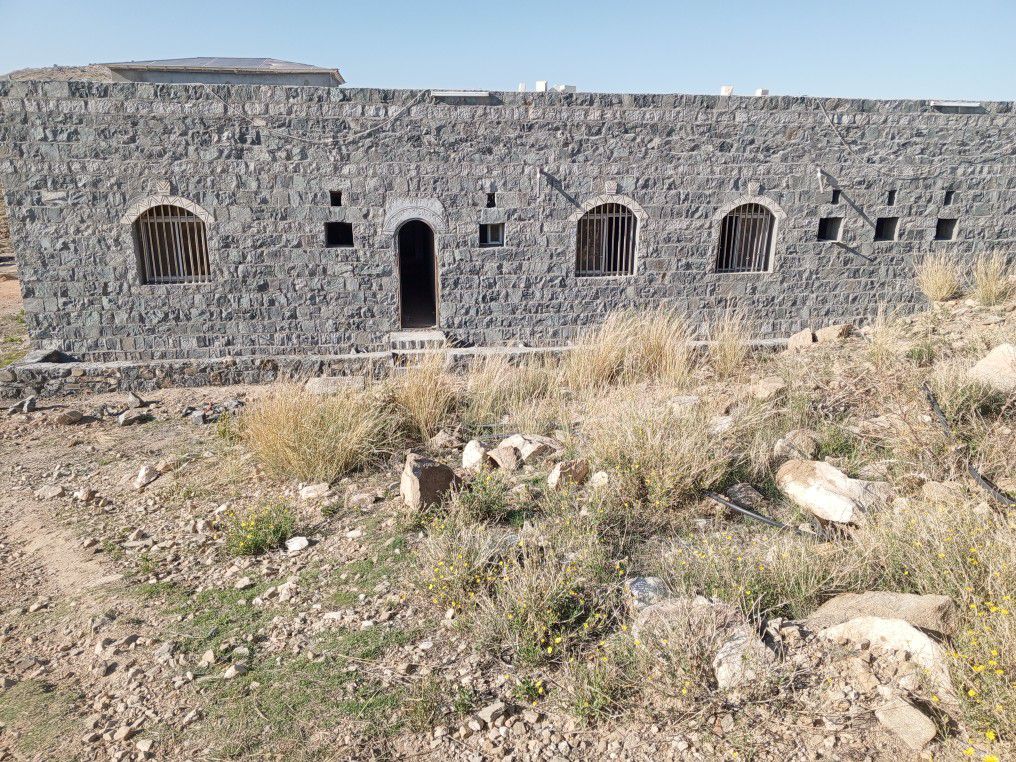 معلم بناء حجر طبيعي