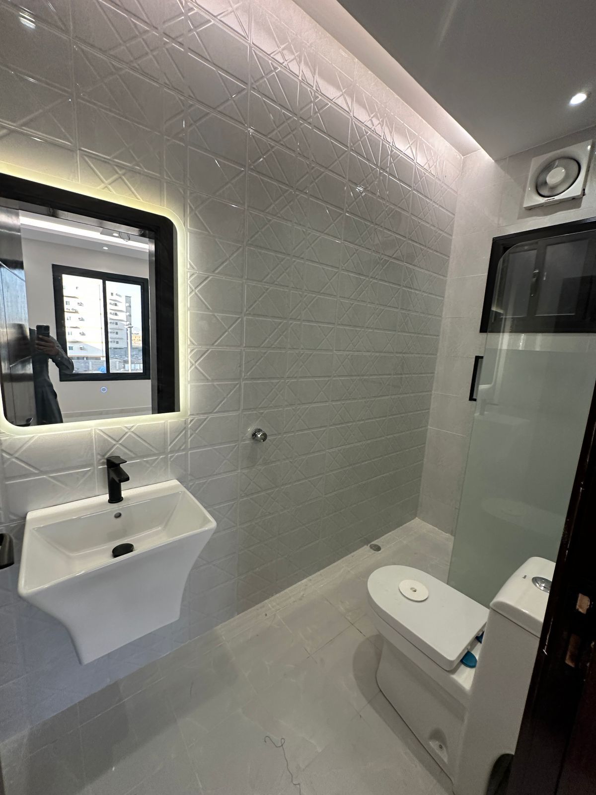 شقق وملاحق فاخره للتمليك تشطيب لكس بسعار مناسبة