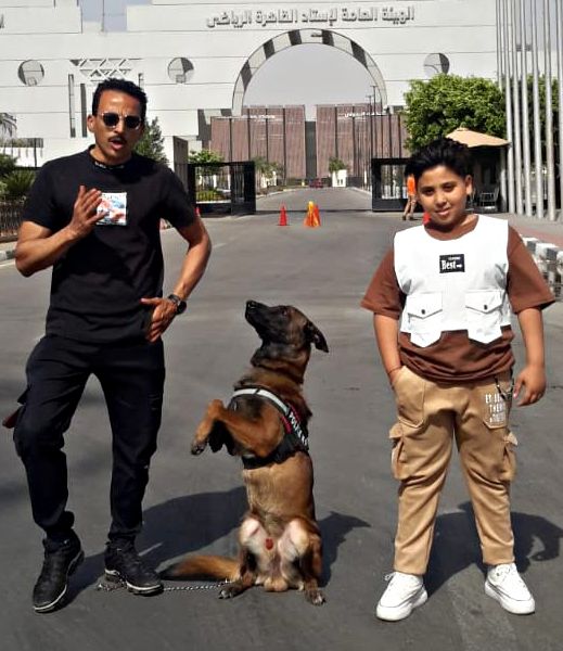 مدرب كلاب متخصص تدريب وتأهيل الكلاب بالأمر والإشار