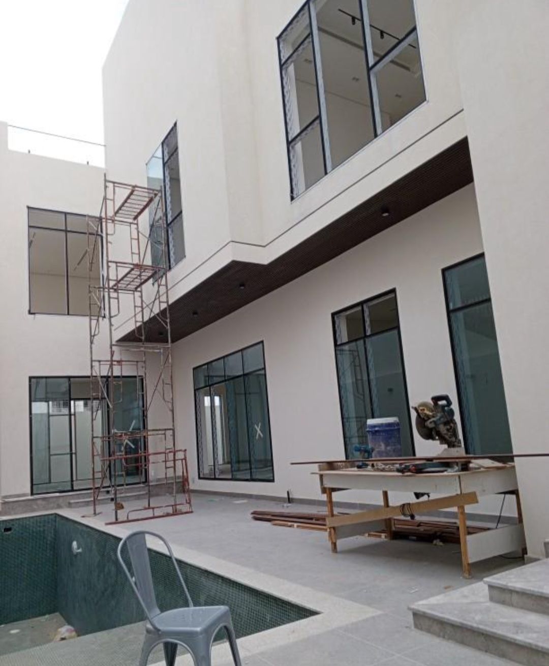 اعمال الألمنيوم والزجاج السكريت استركشر