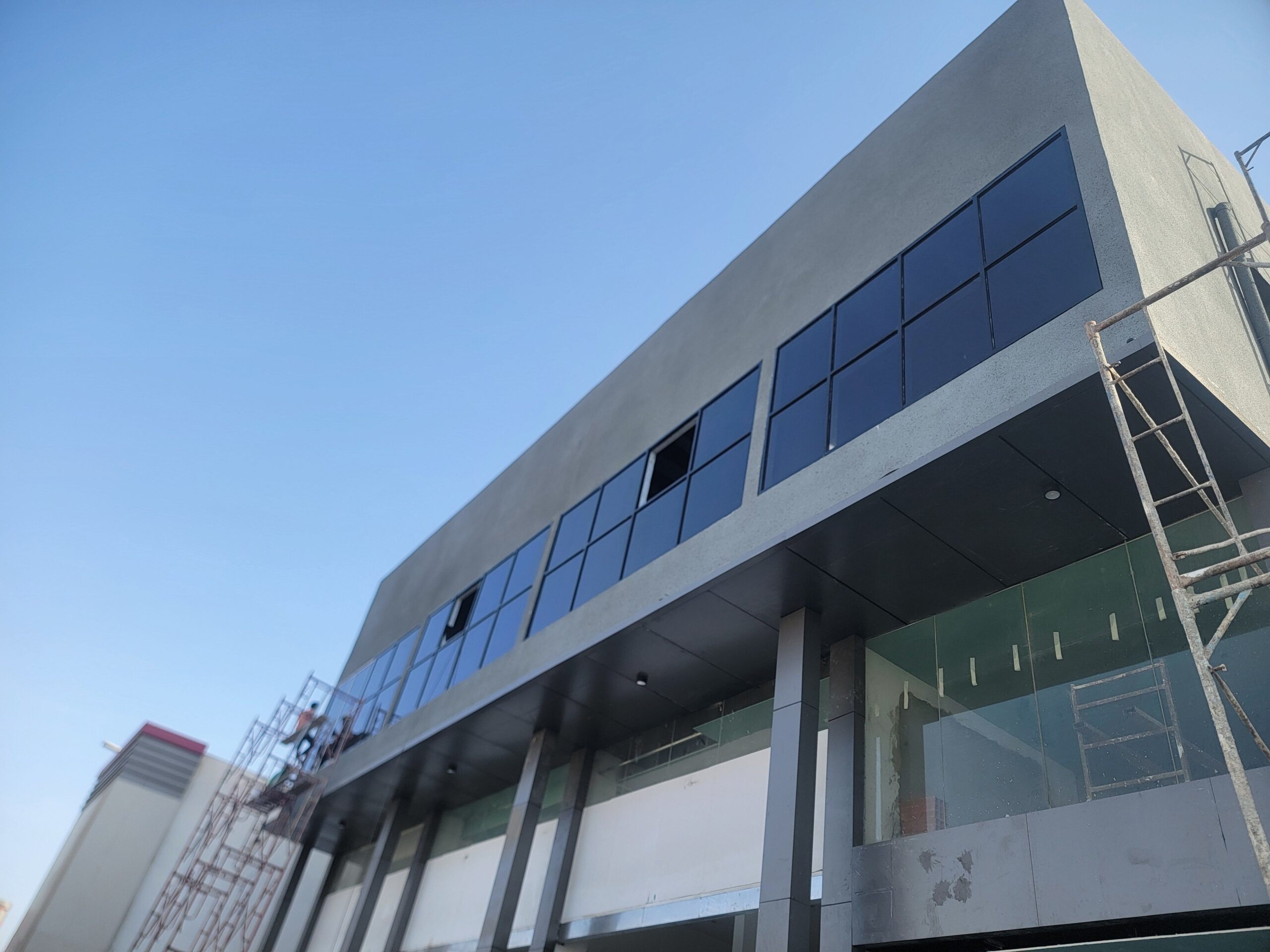 اعمال الألمنيوم والزجاج السكريت استركشر