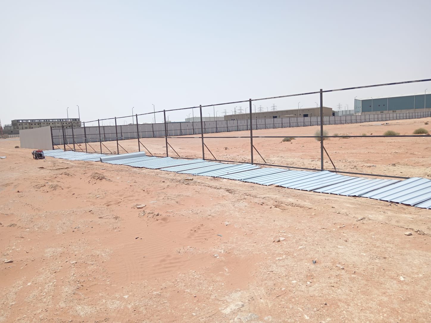 تسوير أراضي بيضاء تحت الإنشاء سياجات امنيه شبوك