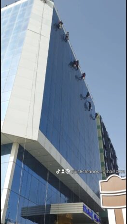 تنظيف واجهات زجاجية بجده