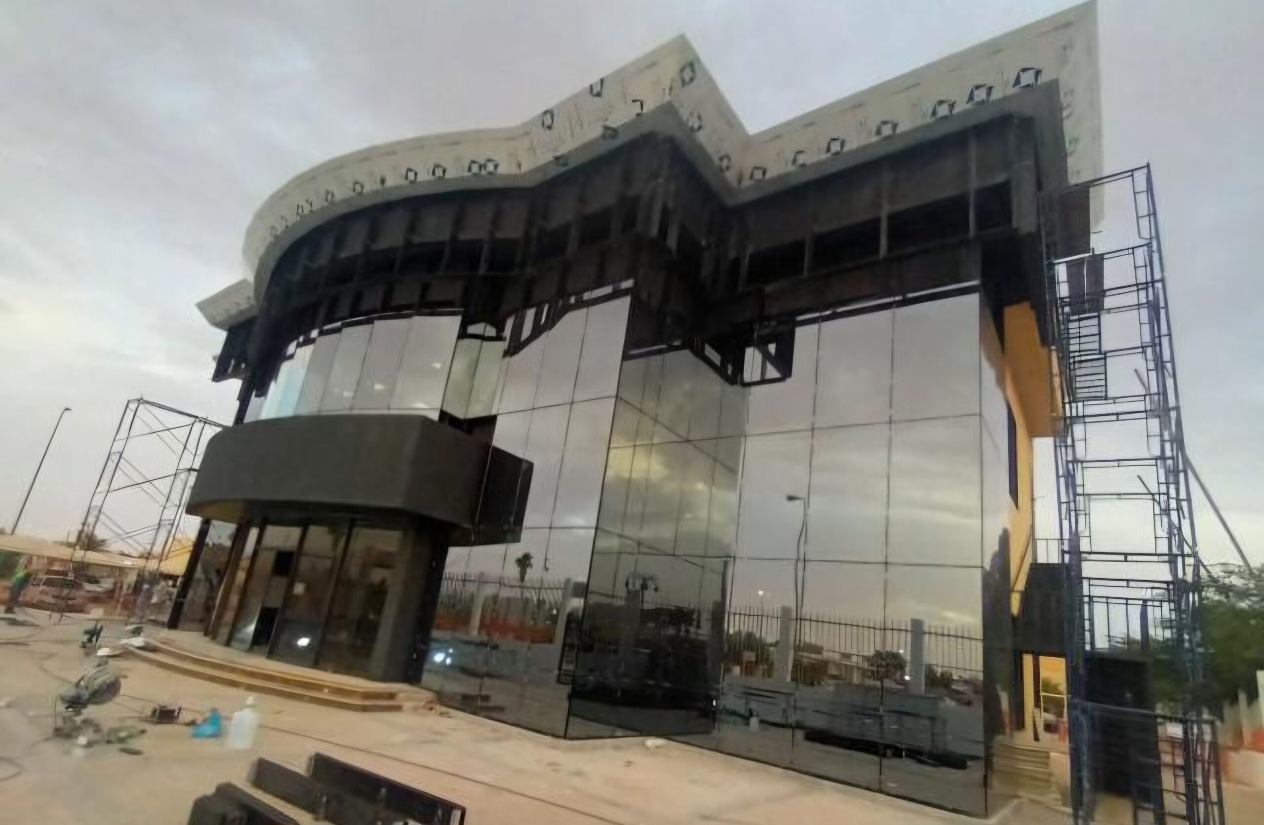 اعمال الألمنيوم والزجاج السكريت استركشر