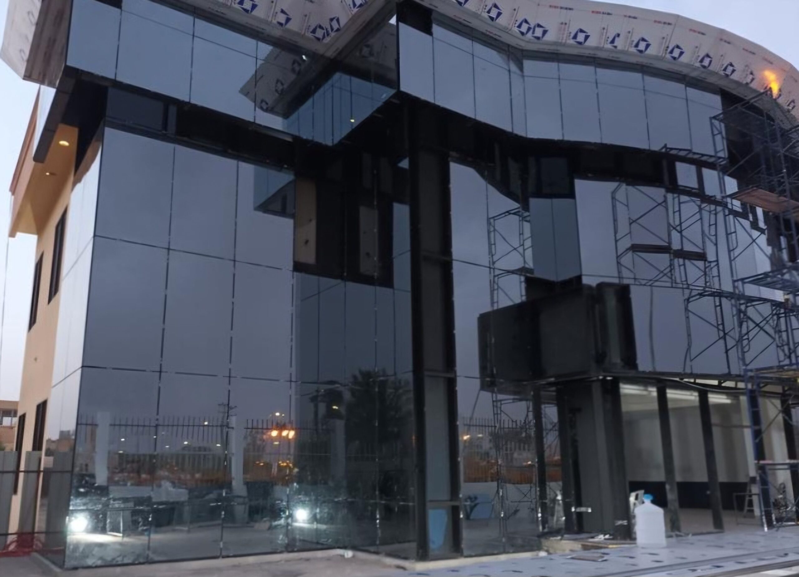 اعمال الألمنيوم والزجاج السكريت استركشر